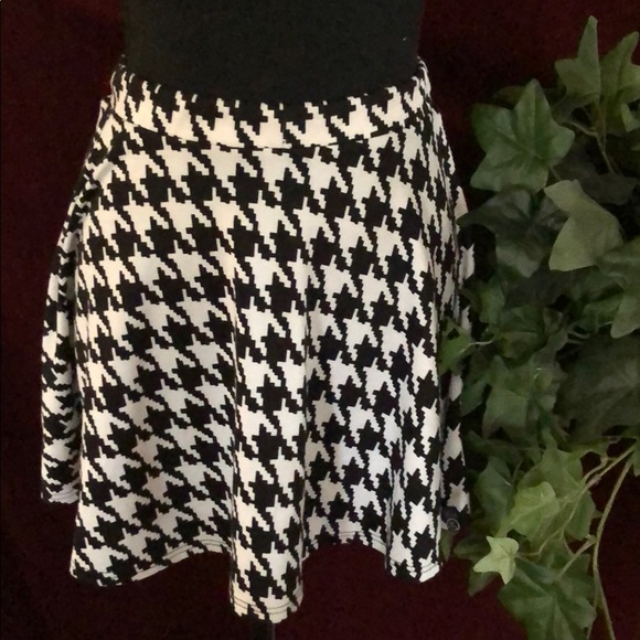 Black & White print Sz S juniors skirt - Picture 2 of 3